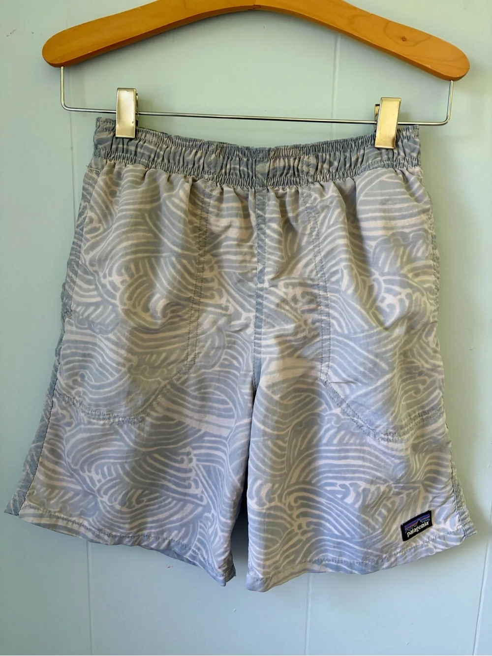 Patagonia Boys Light Gray & White Wave-Print Swim Trunks M